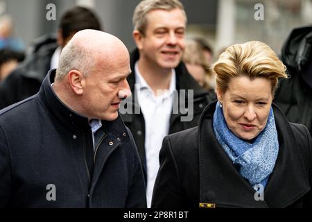 Berlino, Germania. 09th Mar, 2023. Kai Wegner (CDU), presidente, e Franziska Giffey (SPD), sindaco di Berlino, arrivano al campus EUREF per una dichiarazione dopo i negoziati di coalizione tra CDU e SPD. Credit: Fabian Sommer/dpa/Alamy Live News Foto Stock