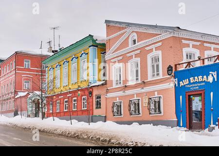 Kazan, Russia - 12 gennaio 2023: Colorata via Mardzhani in inverno, Staro-Tatarskaya Sloboda, centro storico e culturale della città. Il "Hou" di Nazirov Foto Stock