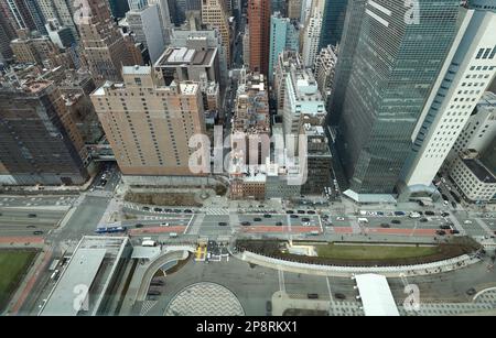 New York City, Stati Uniti. 07th Mar, 2023. Viste del lato est dello skyline di Manhattan che guardano ad ovest dal quartier generale mondiale delle Nazioni Unite il 7 marzo 2023, a New Yorkk City, USA. Credit: Sipa USA/Alamy Live News Foto Stock