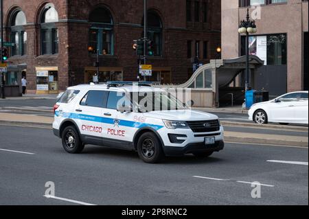 Una macchina della polizia di Chicago che guida sulla strada Foto Stock