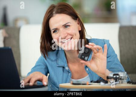 donna pronta a trasferire le foto sul suo notebook Foto Stock