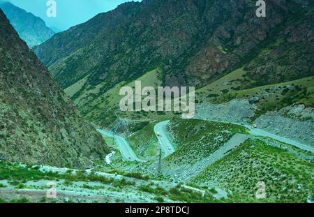 Too-Ashuu Pass , Osh-Bishkek road. 3150m. Kirghizistan Foto Stock