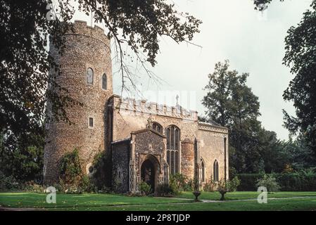 Hincive Church, vista della chiesa di San Giovanni in Laterano del 13th ° secolo che mostra la sua torre rotonda di epoca sassone, Hincive Village, Suffolk, Inghilterra, Regno Unito Foto Stock