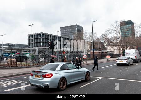 Londra, Regno Unito. 7th marzo, 2023. L'ex Euston Square Gardens West, dove diversi alberi maturi sono stati abbattuti di recente per il progetto ferroviario ad alta velocità HS2, è visto da tutta Euston Road. Euston è un'area di Londra con pochi spazi verdi e dove gli standard di qualità dell'aria dell'UE sono stati regolarmente violati. Credit: Notizie dal vivo di Mark Kerrison/Alamy Foto Stock