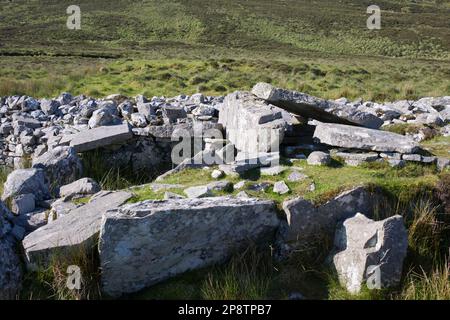 Tomba di corte megalitica di Cloghanmore a Malin More County Donegal EIRE Foto Stock