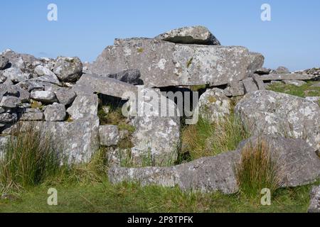 Tomba di corte megalitica di Cloghanmore a Malin More County Donegal EIRE Foto Stock