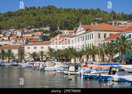 Barche nel porto della piccola città vela Luka sull'isola di Korčula nel mare Adriatico, Dalmazia, Dubrovnik-Neretva County, Croazia Foto Stock