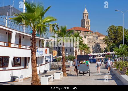 Campanile romanico della Cattedrale di San Domnius e turisti che visitano il porto della città di Spalato, Split-Dalmazia County, Croazia Foto Stock