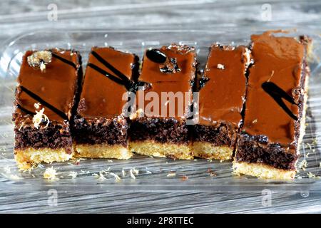 Konafa ricoperta di cioccolato spalmato e farcita con panna montata di cacao e ammollato con sciroppo di zucchero al miele, kunafa turco orientale ed egiziana Foto Stock