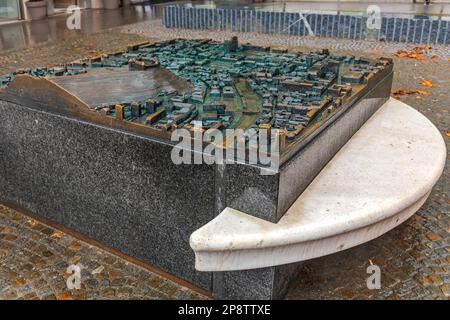 Lubiana, Slovenia - 4 novembre 2019: Mappa della città di grandi soccorsi di bronzo durante il Wet Winter Day. Foto Stock