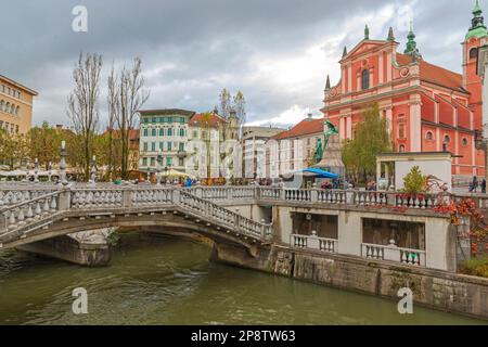 Lubiana, Slovenia - 4 novembre 2019: Ponte triplo sul fiume Lubiana nel centro della capitale giorno d'autunno nuvoloso. Foto Stock