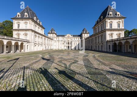 Torino, Italia - Febbraio 2023: Esterno del castello. Punto di riferimento storico con cielo blu e luce del giorno Foto Stock