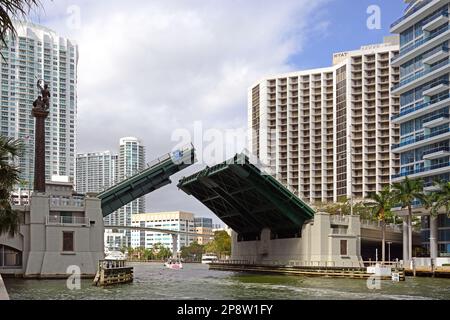 Brickell Avenue Bridge, ponte sul fiume Miami nel centro di Miami, Florida Foto Stock