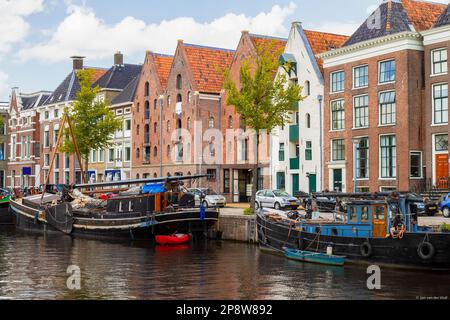 Navi storiche, case sui canali e magazzini sul canale Hoge der aa a Groningen, Paesi Bassi Foto Stock