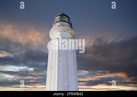 Vista al tramonto sul faro di Cabo Trafalgar, situato a Caños de Meca, Barbate, Cádiz Foto Stock