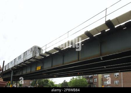 Bronx, NY - 13 giugno 2021: Prospettiva grandangolare del treno sopraelevato 6 di New York City nel Bronx. Foto Stock