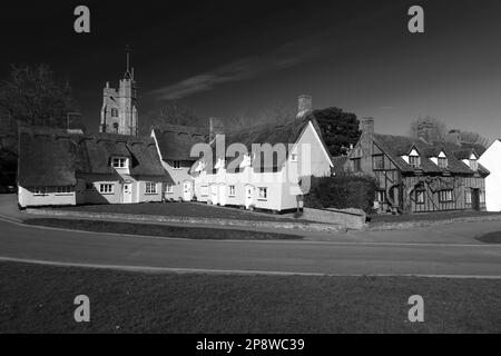 Cottages e la chiesa di Santa Maria, Cavendish villaggio, Suffolk, Inghilterra, Regno Unito Foto Stock