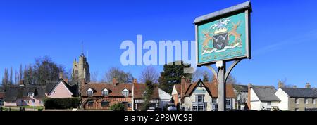 Cottages e la chiesa di Santa Maria, Cavendish villaggio, Suffolk, Inghilterra, Regno Unito Foto Stock