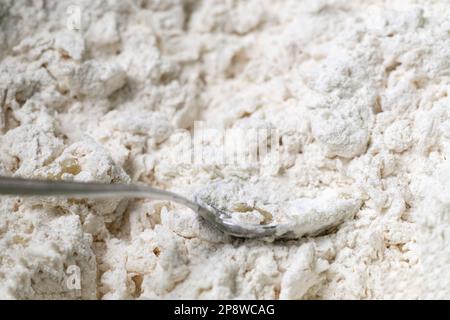 Miscela di farina ed acqua. Preparazione, impasto per la preparazione del pane. Primo piano macro. Foto Stock