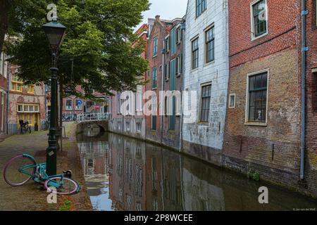 Vecchie case sul canale nel centro della pittoresca città di Alkmaar nei Paesi Bassi. Foto Stock