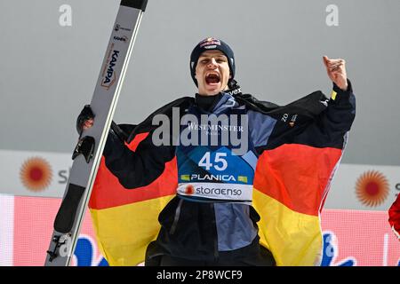 Secondo posto Andreas Wellinger di Germania reagisce durante la gara di Sci Jumping individuale Men HS100 ai Campionati del mondo di sci nordico FIS di Planica. Foto Stock