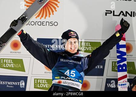 Secondo posto Andreas Wellinger di Germania reagisce sul podio durante la gara di Salto individuale di Sci Men HS100 ai Campionati del mondo di Sci nordici FIS di Planica. Foto Stock