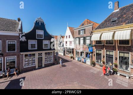 Piazza nel centro del pittoresco villaggio De Rijp nel Beemster nel comune di Alkmaar. Foto Stock