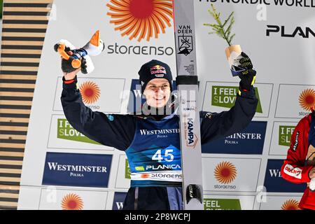 Secondo posto Andreas Wellinger di Germania reagisce sul podio durante la gara di Salto individuale di Sci Men HS100 ai Campionati del mondo di Sci nordici FIS di Planica. Foto Stock