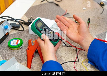 Un misuratore di tensione durante il montaggio elettronico Foto Stock