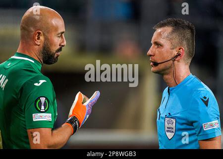 BRUXELLES, BELGIO - 9 MARZO: Arbitro Bartosz Frankowski durante il turno di 16 tappa uno - UEFA Europa Conference League partita tra RSC Anderlecht e Villarreal CF allo stadio Anderlecht il 9 marzo 2023 a Bruxelles, Belgio (Foto di Joris Verwijst/Orange Pictures) Foto Stock