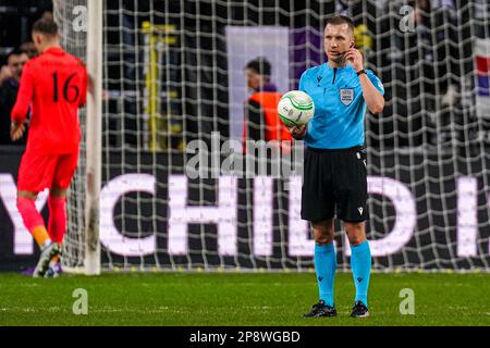 BRUXELLES, BELGIO - 9 MARZO: Arbitro Bartosz Frankowski durante il turno di 16 tappa uno - UEFA Europa Conference League partita tra RSC Anderlecht e Villarreal CF allo stadio Anderlecht il 9 marzo 2023 a Bruxelles, Belgio (Foto di Joris Verwijst/Orange Pictures) Foto Stock