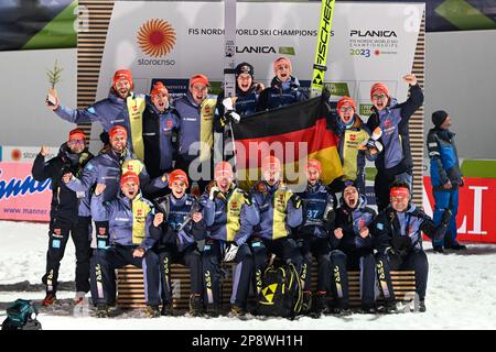 (R-L) terzo posto Karl Geiger e secondo posto Andreas Wellinger di Germania e la squadra tedesca festeggia durante la gara di Sci Jumping individuale uomo HS100 ai Campionati del mondo di sci nordico FIS di Planica. (Foto di Andrej Tarfila / SOPA Images/Sipa USA) Foto Stock