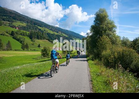 Pedalando lungo la pista ciclabile tra San Candido (Innichen) e Lienz, Tirolo Orientale, Austria Foto Stock