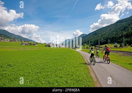 Pedalando lungo la pista ciclabile tra San Candido (Innichen) e Lienz, Tirolo Orientale, Austria Foto Stock