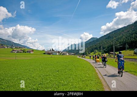 Pedalando lungo la pista ciclabile tra San Candido (Innichen) e Lienz, Tirolo Orientale, Austria Foto Stock