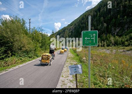 Pedalando lungo la pista ciclabile tra San Candido (Innichen) e Lienz, Tirolo Orientale, Austria Foto Stock