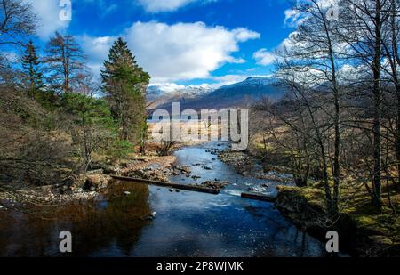 Abhainn Shira scorre sotto il Victoria Bridge (noto anche come Linne nam Beathach) scorre ad est da Loch Dochard ed entra a Loch Tulla da Glen Orchy Foto Stock