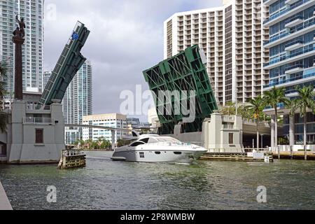 Yacht di lusso e Brickell Avenue Bridge, ponte sul fiume Miami nel centro di Miami, Florida Foto Stock