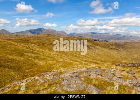 Il lato sud di Snowdon ora conosciuto con il suo nome gallese Yr Wydddfa, visto dalle montagne di Moelwyn. Parco Nazionale di Eryri Foto Stock