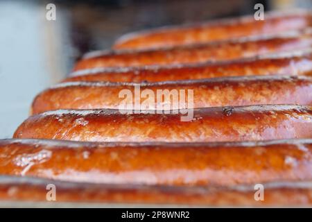 Salsicce di wurst tedesche sulla griglia barbecue Foto Stock