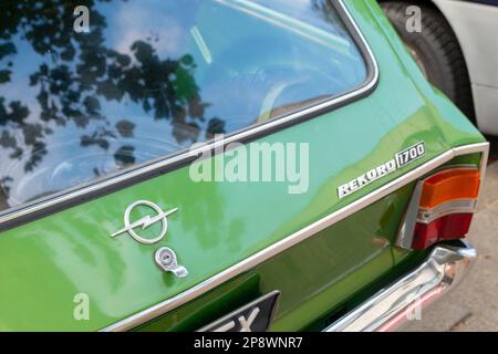 L'Aia, Paesi Bassi - Settembre 3 2022: Opel record 1700 station station station wagon auto classica parcheggiata 0n city Street Foto Stock