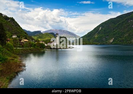 Il lago di Corlo e il campanile del borgo di Rocca. Arsié, provincia di Belluno, Veneto, Italia. Foto Stock