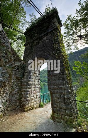 La monumentale torre del ponte Vittoria sul Lago di Corlo. Arsié, provincia di Belluno, Veneto, Italia. Foto Stock