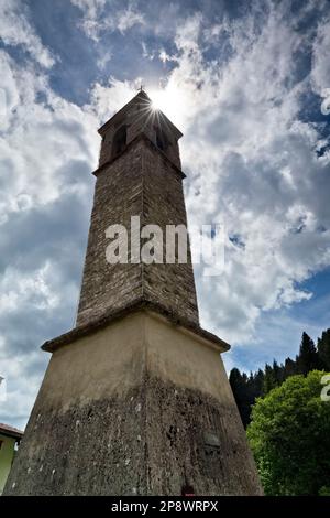 Campanile romanico nel villaggio di San Sebastiano. Folgaria, Alpe Cimbra, Trentino, Italia. Foto Stock