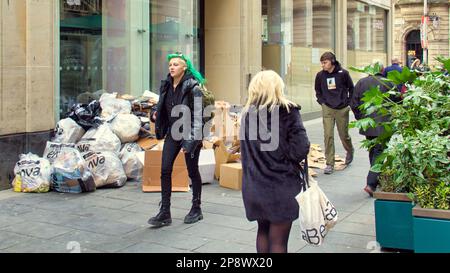 Mucchi di rifiuti non raccolti sul Royal Bank Place nel miglio di stile al di fuori di buchanan Street Foto Stock