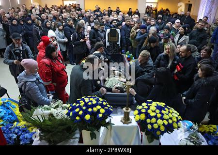 REGIONE DI IVANO-FRANKIVSK, UCRAINA - 09 MARZO 2023 - cerimonia funeraria per l'Eroe dell'Ucraina, comandante dell'unità speciale "da Vinci Wolves" Dmytro Kotsiubailo (segnale di chiamata 'da Vinci) che morì il 7 marzo 2023 in battaglia con gli occupanti russi nei pressi di Bakhmut, nella regione di Donetsk, Nella Casa del Popolo del villaggio di Bovshiv, nella regione di Ivano-Frankivsk, Ucraina occidentale. Foto Stock