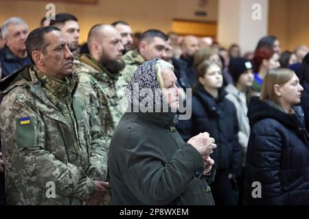 REGIONE DI IVANO-FRANKIVSK, UCRAINA - 09 MARZO 2023 - partecipanti alla cerimonia funeraria per l'Eroe di Ucraina, comandante delle forze speciali dei Lupi da Vinci Dmytro Kotsiubailo (cartello da Vinci), morto il 7 marzo 2023, in battaglia con gli occupanti russi nei pressi di Bakhmut, nella regione di Donetsk, Presso la Casa del Popolo del villaggio di Bovshiv, nella regione di Ivano-Frankivsk, Ucraina occidentale. Foto Stock