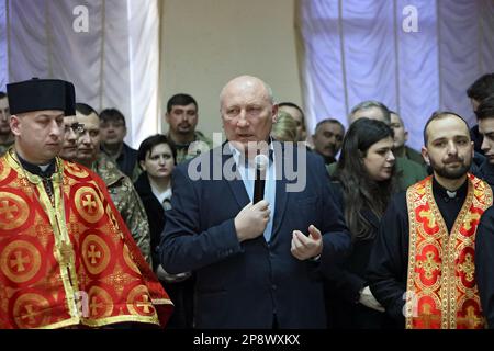 REGIONE DI IVANO-FRANKIVSK, UCRAINA - 09 MARZO 2023 - partecipanti alla cerimonia funeraria per l'Eroe di Ucraina, comandante delle forze speciali dei Lupi da Vinci Dmytro Kotsiubailo (cartello da Vinci), morto il 7 marzo 2023, in battaglia con gli occupanti russi nei pressi di Bakhmut, nella regione di Donetsk, Presso la Casa del Popolo del villaggio di Bovshiv, nella regione di Ivano-Frankivsk, Ucraina occidentale. Foto Stock