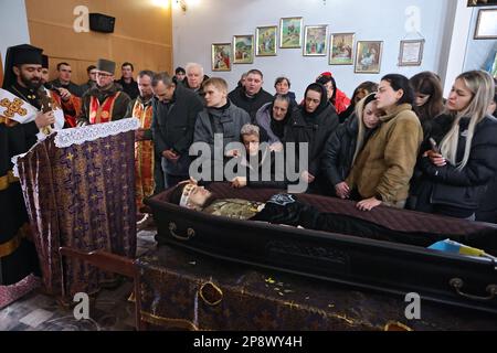 REGIONE DI IVANO-FRANKIVSK, UCRAINA - 09 MARZO 2023 - partecipanti alla cerimonia funeraria per l'Eroe di Ucraina, comandante delle forze speciali dei Lupi da Vinci Dmytro Kotsiubailo (cartello da Vinci), morto il 7 marzo 2023, in battaglia con gli occupanti russi nei pressi di Bakhmut, nella regione di Donetsk, Presso la Casa del Popolo del villaggio di Bovshiv, nella regione di Ivano-Frankivsk, Ucraina occidentale. Foto Stock