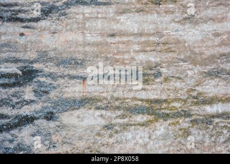 Detalle de un antiguo muro hecho medievale con piedras, ladrillos y otros materiales, textura Foto Stock